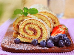 Пандишпаново сладко руло с мармалад и пудра захар (сладкиш) - снимка на рецептата